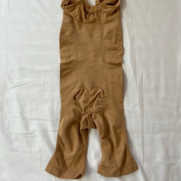 SKIMS Sculpting Bodysuit Mid Thigh With Open Gusset Shapewear - Picture 2 of 3